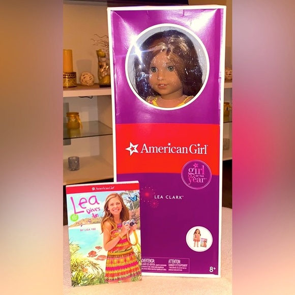 New American Girl Lea 18’ doll of year 2016 with book, messenger bag. - Picture 1 of 13